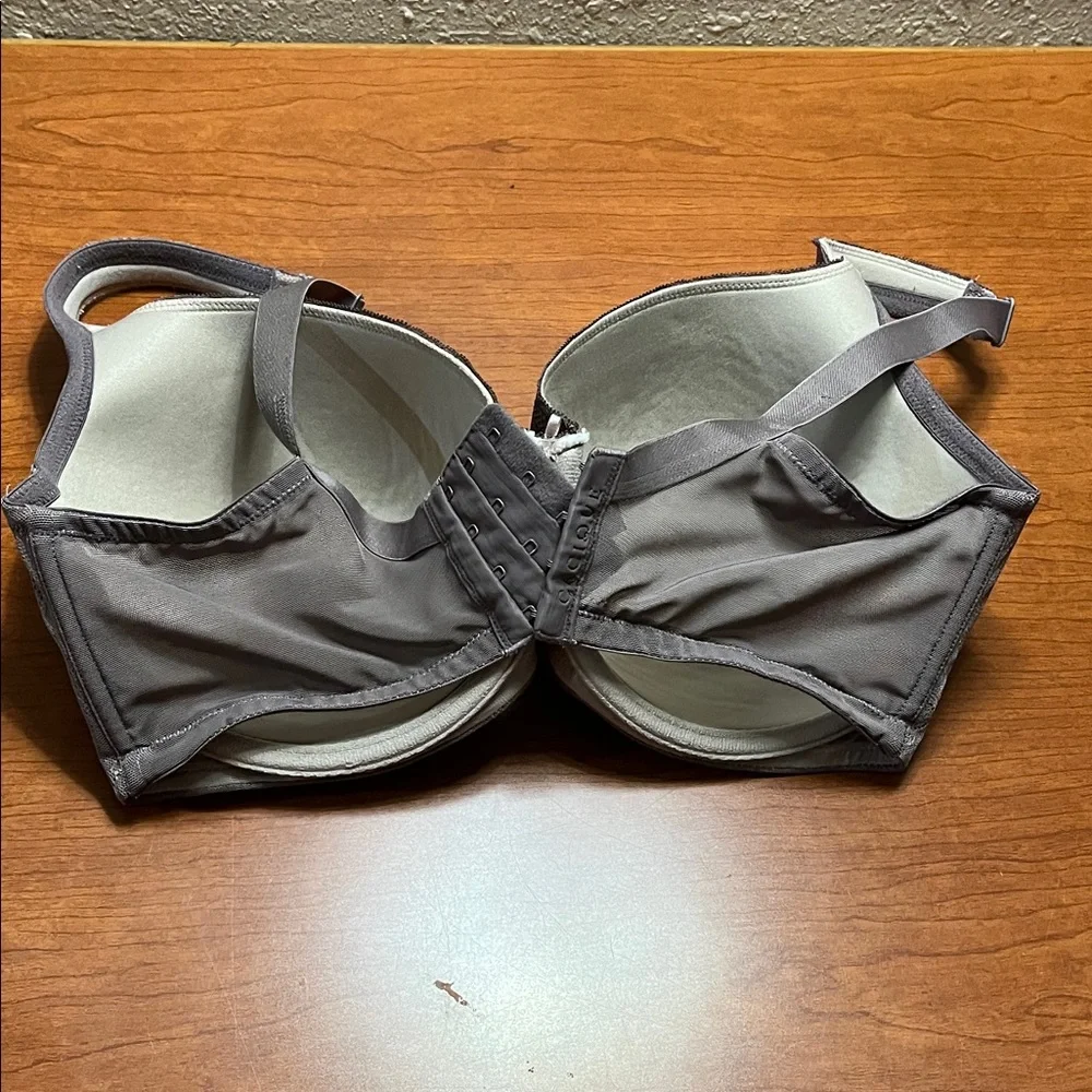 Elegant Lace Full-Coverage Bra in Gray